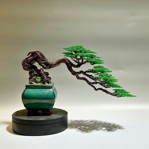 Cascade draadbonsai, Kengai volwaardige boom - handgedraaide koperen stam, smaragdgroene geglazuurde keramische pot, 17 cm hoog