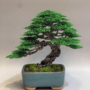 Bonsai Tronco Prateado, Escultura de Pinheiro Antigo em Arame - Vaso de Cerâmica Celadon, Borda Dourada, Dossel Esmeralda, 22 cm de Altura
