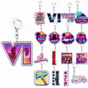 Könnte beinhalten: Eine Sammlung von Acryl-Schlüsselanhängern mit verschiedenen Designs in neonfarbenen Paletten, darunter die römische Ziffer VI, Palmen, Sportwagen, eine Schusswaffe sowie Schriftzüge wie Vice City, Wanted und See you in Vice City.