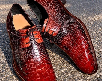 Handgefertigte Oxfords aus burgunderrotem Krokodilleder, elegante Schuhe mit exotischer Textur