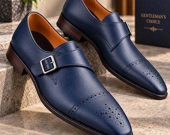 Zapatos de vestir formales de cuero azul marino hechos a mano con hebilla tipo monk strap y puntera reforzada.