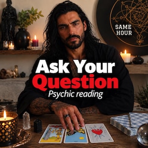 Könnte beinhalten: Eine Person mit langem dunklem Haar und Bart in einem schwarzen Hemd sitzt an einem Holztisch mit Tarotkarten. Der Text lautet: Ask Your Question, Psychic reading, SAME HOUR. Kerzen, Kristalle und ein Kartendeck liegen auf dem Tisch.