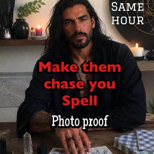 Peut inclure: Une personne aux longs cheveux sombres portant une robe noire est assise à une table en bois avec des cartes de tarot. Le texte indique : SAME HOUR, Make them chase you Spell, Photo proof. Un cristal clair et une pierre noire sont posés.