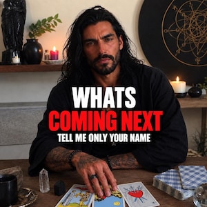Könnte beinhalten: Eine Person mit langem dunklem Haar und Bart in einem schwarzen Gewand, die an einem Tisch mit Tarotkarten sitzt. Der Text lautet WHATS COMING NEXT und TELL ME ONLY YOUR NAME. Die Szene umfasst Kerzen, einen Kristall und eine schwarze Wanddekoration.