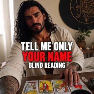 Op de afbeelding: Een persoon met lang donker haar en een baard draagt een beige linnen overhemd en zit aan een tafel met vier tarotkaarten. De tekst "TELL ME ONLY YOUR NAME BLIND READING" staat in wit en rood over de afbeelding. De kaarten zijn de Twee van Kelken, De Magiër, De Zon en de Drie van Zwaarden.
