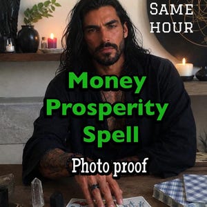 Puede incluir: Una persona con cabello largo y oscuro que viste una camisa negra está sentada en una mesa de madera con cartas del tarot, incluyendo el Dos de Copas y el Tres de Espadas. El texto dice SAME HOUR, Money Prosperity Spell y Photo proof.