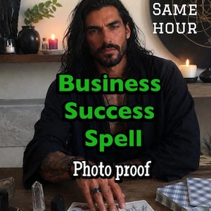 Könnte beinhalten: Eine Person mit langem dunklem Haar und Bart trägt ein schwarzes Hemd und sitzt an einem Holztisch mit Tarotkarten. Der Text auf dem Bild lautet SAME HOUR, Business Success Spell und Photo proof. Kristalle und Kerzen sind im Hintergrund.