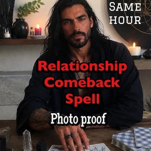 Puede incluir: Una persona de cabello oscuro largo con camisa negra sentada ante una mesa de madera con cartas del tarot, incluyendo el Dos de Copas, La Luna y el Tres de Espadas. Texto: SAME HOUR, Relationship Comeback Spell, Photo proof.