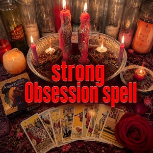 Pode incluir: Um conjunto ritual com duas velas cor-de-rosa brilhantes, quatro velas pequenas acesas e uma bandeja de metal com ervas. Um baralho de tarot, um livro intitulado Angel Therapy e uma rosa vermelha rodeiam o texto strong Obsession spell.