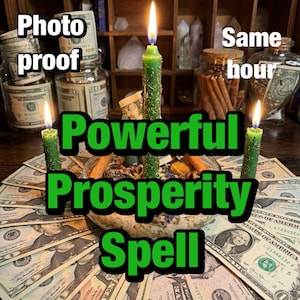 Puede incluir: Tres velas verdes con superficies texturizadas están encendidas alrededor de un cuenco de cristal central lleno de hierbas y monedas. El conjunto está dispuesto sobre un abanico de billetes de dólar, con el texto Photo proof, Same hour, Powerful Prosperity Spell.