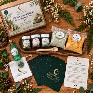 Puede incluir: Un kit de juego sensorial Enchanted Forest de Moon Hollow que incluye una caja de cartón, una bandeja de madera, una botella de vidrio verde etiquetada como Emerald Dew, tres frascos pequeños de Woodland Seeds, Forest Botanicals y Fairy Gems, dos bolsas de Moss Dust y Golden Pollen, una cuchara de madera, una bolsa de tela blanca con una piedra verde y tarjetas de recetas.