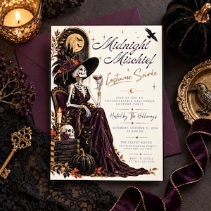 Könnte beinhalten: Eine rechteckige Halloween-Einladungskarte mit einem Skelett in einem violetten Kleid und breitkrempigem Hut, das ein Glas hält, sowie einer schwarzen Katze, einem Kürbis und Büchern. Der Text lautet: Midnight Mischief Costume Soirée.