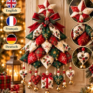 Può includere: Una decorazione da parete a forma di albero di Natale in tessuto trapuntato con motivi rossi, verdi e bianchi di agrifoglio, fiocchi di neve e quadri. È decorata con un grande fiocco rosso, cuori in tessuto, un regalo e campanellini dorati.