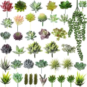 Op de afbeelding: Een verzameling diverse kunstmatige vetplanten in verschillende vormen, maten en kleuren, waaronder tinten groen, roze, paars en geel. De set bevat individuele stelen, rozetten en een lange hangende erwtenplant.