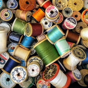 Collezione di 12 fili vintage - Lotto misto di rocchetti di legno in colori e misure assortiti, filo antico, anni &#39;30, &#39;40 e &#39;50 - Mix casuale