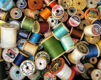 12-delige vintage garencollectie - gemengd lot houten spoelen in verschillende kleuren en maten, antiek garen, jaren 1930, 1940, 1950 - willekeurige mix