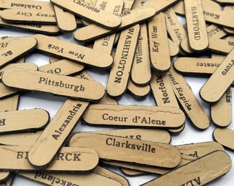 15 antieke speelstukken - mix van vintage wereldgeografie-speltokens uit de jaren 1930, vintage speelstukken met plaatsnamen, kortstondige spaanplaat