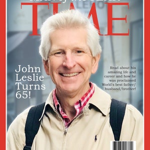 以下が含まれることがあります： TIME マガジンの表紙に、灰色の髪と赤と白のチェックのシャツを着た男性が写っています。表紙には「MAN of the YEAR」と「John Leslie Turns 65!」の文字と、下部にバーコードが印刷されています。