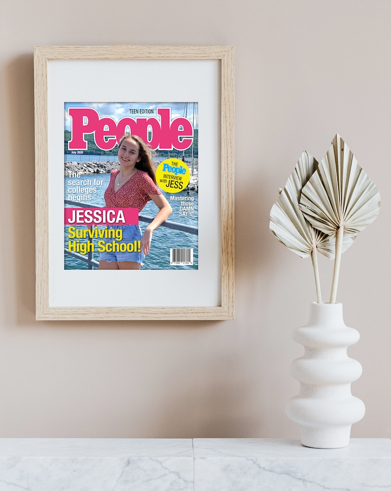 以下が含まれることがあります： 雑誌の表紙に、ピンクと白の雑誌タイトル「People」と、黄色い文字で「The search for colleges begins」と「JESSICA Surviving High School!」が書かれた若い女性が写っています。雑誌の表紙には、ピンクの背景に白い文字で「THE People INTERVIEW with JESS」と書かれた小さな円も描かれています。