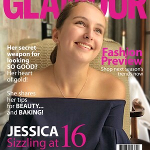 以下が含まれることがあります： ピンクの文字で「GLAMOUR」と書かれた雑誌の表紙。表紙には、長い茶色の髪をした若い女性が笑顔で上を見上げています。表紙のテキストには、「彼女の美しく見えるための秘密兵器？彼女の金の心！彼女は美しさのためのヒントと、ベーキングのヒントを共有しています！JESSICA 16 Sizzling at Fashion Preview Shop next season's trends now」と書いてあります。