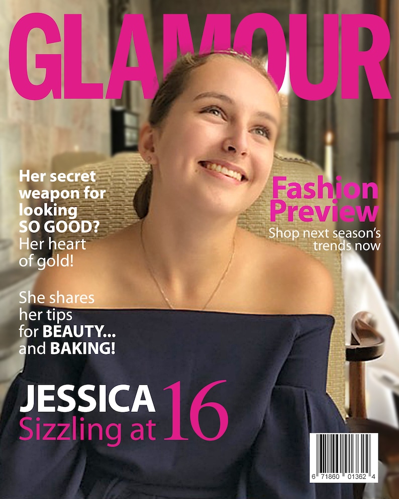 以下が含まれることがあります： ピンクの文字で「GLAMOUR」と書かれた雑誌の表紙。表紙には、長い茶色の髪をした若い女性が笑顔で上を見上げています。表紙のテキストには、「彼女の美しく見えるための秘密兵器？彼女の金の心！彼女は美しさのためのヒントと、ベーキングのヒントを共有しています！JESSICA 16 Sizzling at Fashion Preview Shop next season's trends now」と書いてあります。