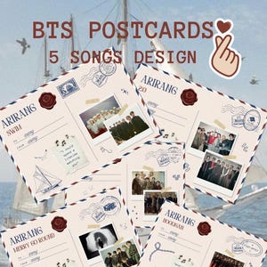 Puede incluir: Un conjunto de cinco postales de color crema con el texto BTS POSTCARDS 5 SONGS DESIGN. Cada tarjeta muestra un sello de cera rojo, matasellos azules y varias fotografías de un grupo de siete personas, junto a títulos de canciones como ARIRANG.