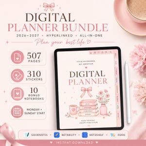 Pode incluir: Um pacote de planejador digital para 2026-2027 exibido em uma tela de tablet. A interface apresenta um tema rosa suave com uma ilustração de livros empilhados, uma caneca e um vaso de flores. Inclui 507 páginas, 310 adesivos e 10 cadernos.