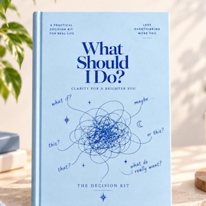 Puede incluir: Un libro de tapa dura azul claro titulado What Should I Do? A Practical Decision Kit For Real Life. La portada presenta texto azul oscuro, un gráfico central de garabatos y frases como what if, maybe, this, that, or this, y what do i really want.