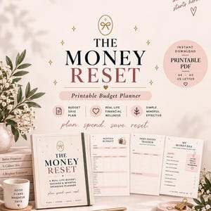 Pode incluir: Um planejador de orçamento imprimível intitulado The Money Reset, apresentando um planejador encadernado, três páginas abertas com orçamento mensal, rastreador de dívidas, seção money era, caneta dourada e uma caneca.