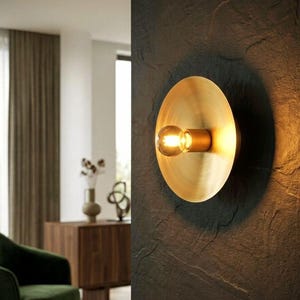 Luminária de parede moderna de latão estilo Sputnik com uma única lâmpada, tipo lustre.