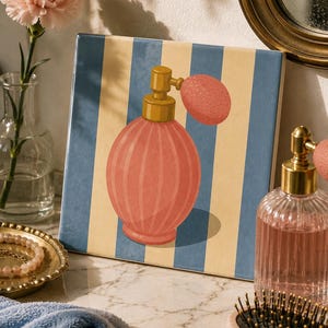 Op de afbeelding: Een vierkante decoratieve tegel met een gecentreerde illustratie van een vintage parfumflesje met een koraalkleurig geribbeld glazen lichaam, een goudkleurig pompmechanisme en een getextureerde koraalkleurige verstuiver op een blauw-crème gestreepte achtergrond.