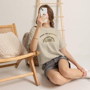 Trust The Process Shirt, een minimalistisch bergshirt met boho-uitstraling en touwknoopmotief, perfect cadeau voor natuurliefhebbers.