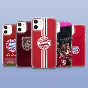 Op de afbeelding: Vijf smartphonehoesjes met FC Bayern München branding. De ontwerpen bevatten het clubembleem, de tekst Mia San Mia, een 125-jarig jubileumlogo, verticale witte strepen en een fotoprint van spelers in rode shirts met het T-Mobile-logo.