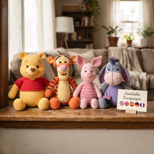 Peut inclure: Quatre animaux en peluche crochetés comprenant un ours jaune en chemise rouge, un tigre orange à rayures noires, un porcelet rose et un âne gris. Un petit panneau à côté indique Available Languages avec cinq icônes de drapeaux circulaires.