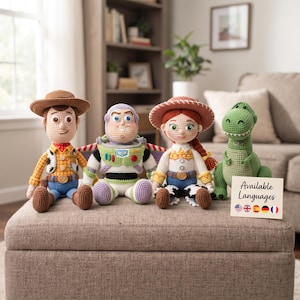 Könnte beinhalten: Vier gehäkelte Puppen, die einen Cowboy, einen Weltraum-Ranger, ein Cowgirl und einen grünen Dinosaurier darstellen. Rechts steht eine kleine weiße Karte mit dem Text Available Languages und Symbolen von fünf verschiedenen Nationalflaggen.