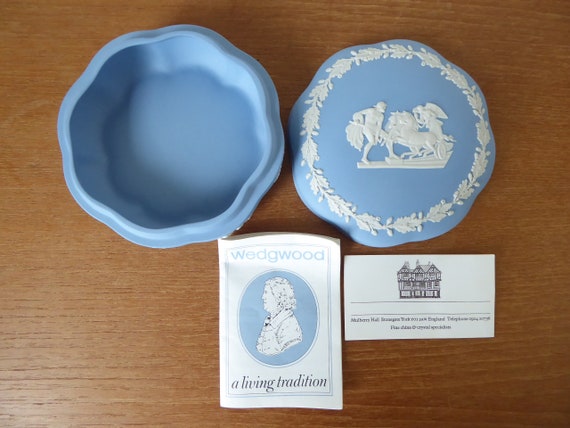 Wedgwood Pale Blue Jasperware Ulysses Chariot Large Scalloped Candy Box In Wonderful Condition Cream On Lavender