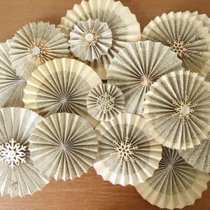 Sieben handgemachte Vintage-Buchpapierornamente in verschiedenen Stilen, 9,5 - 16,5 cm Durchmesser - Bestellen Sie mit oder ohne Schneeflocken