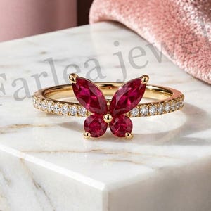 Anello a farfalla con rubino, taglio marquise, fascia pavé, gioiello ispirato alla natura