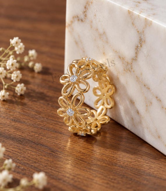 Gold Floral Band Ring, Daisy Flower Eternity Ring, 14K Gold Wire Flower Ring, Dainty Botanical Statement Ring, Gift for Her, Spring Jewelry.
