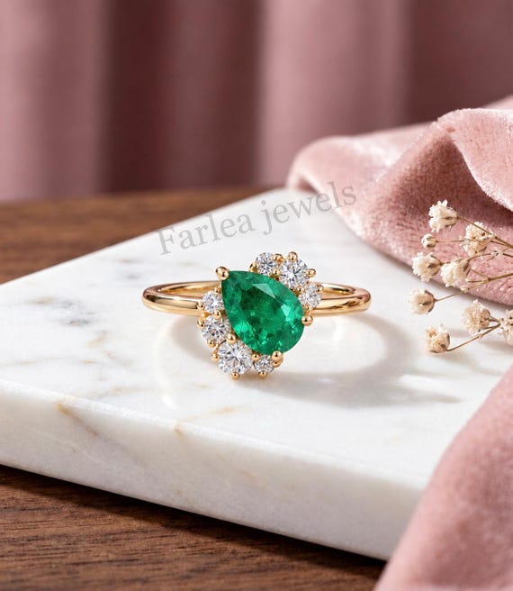 Vintage Pear Cut Emerald Engagement Ring, Teardrop Green Gemstone Halo Ring, Art Deco Moissanite Cluster Ring, 14K Solid Gold Promise Ring.