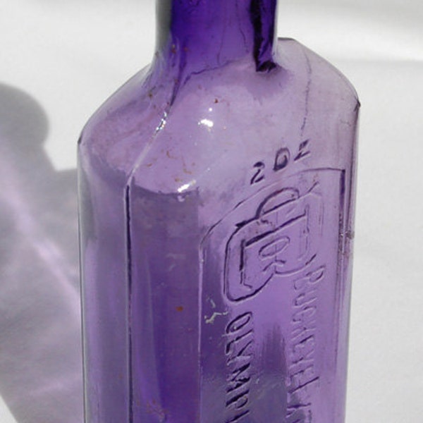 Beautiful PURPLE amethyst Original Antique BUCKEYE Extract Co bottle, OLYMPIA Washington - hand blown into mold, 100 + years old & beautiful