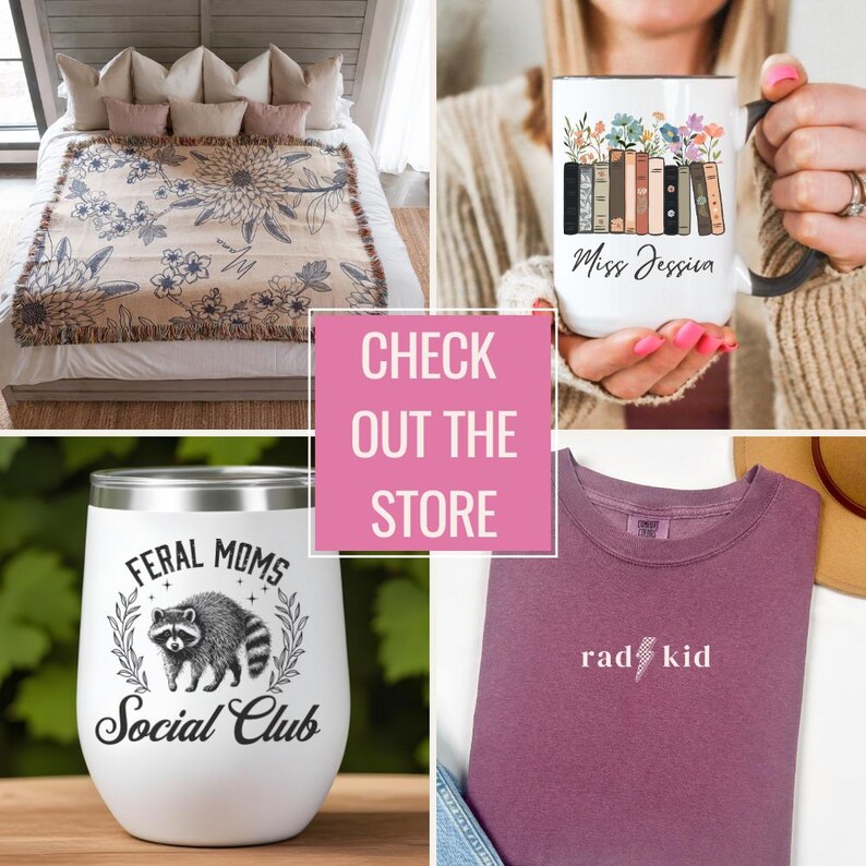 Peut inclure: Un collage de quatre produits diff&eacute;rents&nbsp;: une couverture en tissu floral, une tasse blanche avec le texte &laquo;&nbsp;Miss Jessica&nbsp;&raquo; et un motif floral, un gobelet &agrave; vin blanc avec le texte &laquo;&nbsp;Feral Moms Social Club&nbsp;&raquo; et une illustration de raton laveur, et un t-shirt violet avec le texte &laquo;&nbsp;rad kid&nbsp;&raquo; et un graphique d&rsquo;&eacute;clair.