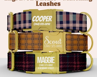 Peut inclure: Trois colliers personnalisés pour chiens avec boucles dorées gravées et laisses assorties à motifs écossais. Les colliers sont étiquetés avec des noms et des numéros de téléphone. Le texte en haut indique "Engraved Buckle + Matching Leashes". Le texte en bas dit "Add 2-3 Lines of Custom Text".