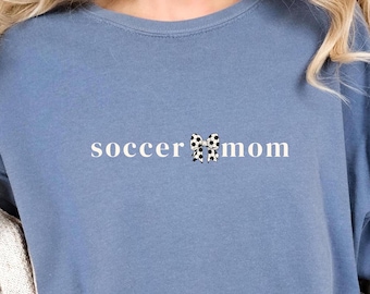 Camiseta de mamá futbolera con coqueta pelota de fútbol, camiseta minimalista para mamá futbolera, regalo para el Día de la Madre para mamá futbolera