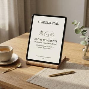 Peut inclure: Une tablette sur un support en bois affichant le texte ELARODIGITAL 30-DAY HOME RESET Declutter & Organize Challenge 15 minutes a day to create a calmer, cleaner home. L'écran présente des icônes au trait d'une plante, d'une maison et d'un vase.