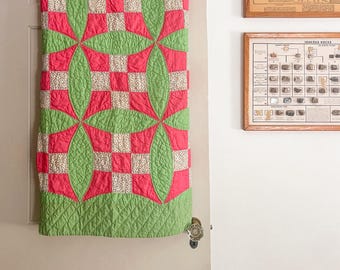Vintage quilt, groen en roze verbeterd negen patchpatroon met rand, rode en witte quilt, rode quilt, 86" x 74", feed Sack-quilt