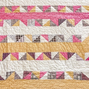 Trapunta antica, trapunta a strisce con bandiera, tessuti rosa, arancioni e marroni, trapunta con bandiera, cucita a mano, trapunta dei primi del '900, 86" x 66"