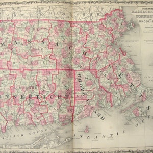 Puede incluir: Un mapa antiguo de Massachusetts, Connecticut y Rhode Island. El mapa est&aacute; impreso en blanco y negro con l&iacute;neas rojas que delinean los estados y los condados. El mapa incluye los nombres de las principales ciudades y pueblos, r&iacute;os y cuerpos de agua.