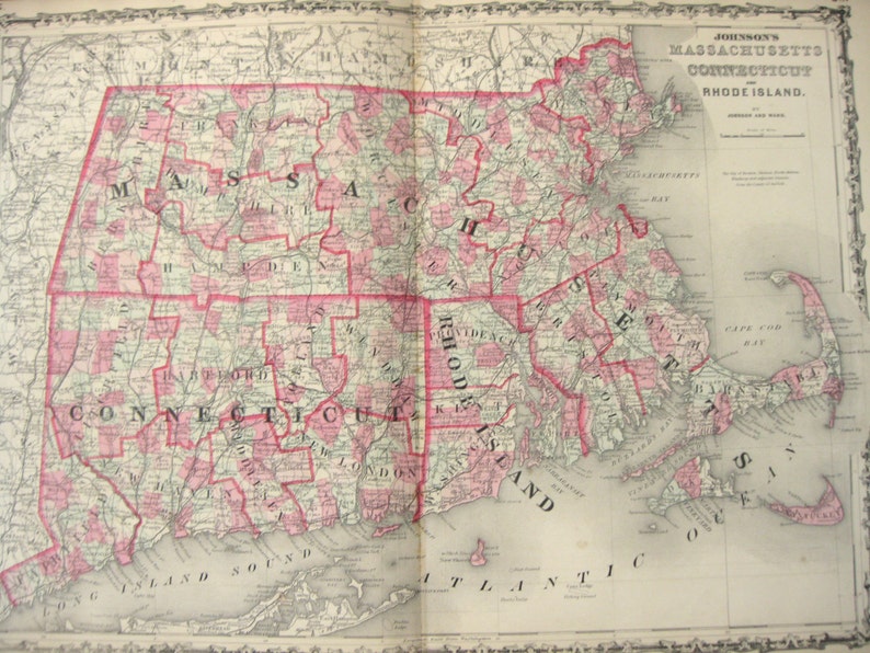 Puede incluir: Un mapa antiguo de Massachusetts, Connecticut y Rhode Island. El mapa est&aacute; impreso en blanco y negro con l&iacute;neas rojas que delinean los estados y los condados. El mapa incluye los nombres de las principales ciudades y pueblos, r&iacute;os y cuerpos de agua.