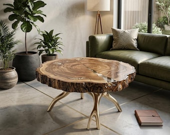 Mesa de centro artesanal de madera con borde natural, sección transversal rústica de madera, patas de asta de ciervo de latón.